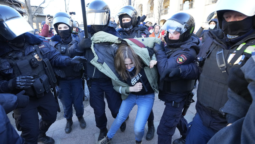 俄警拘捕反戰爭示威者。AP圖