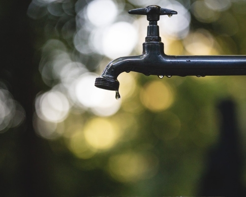 黑客企圖入侵佛羅里達州一濾水廠電腦，改變添加劑用量。unsplash圖片