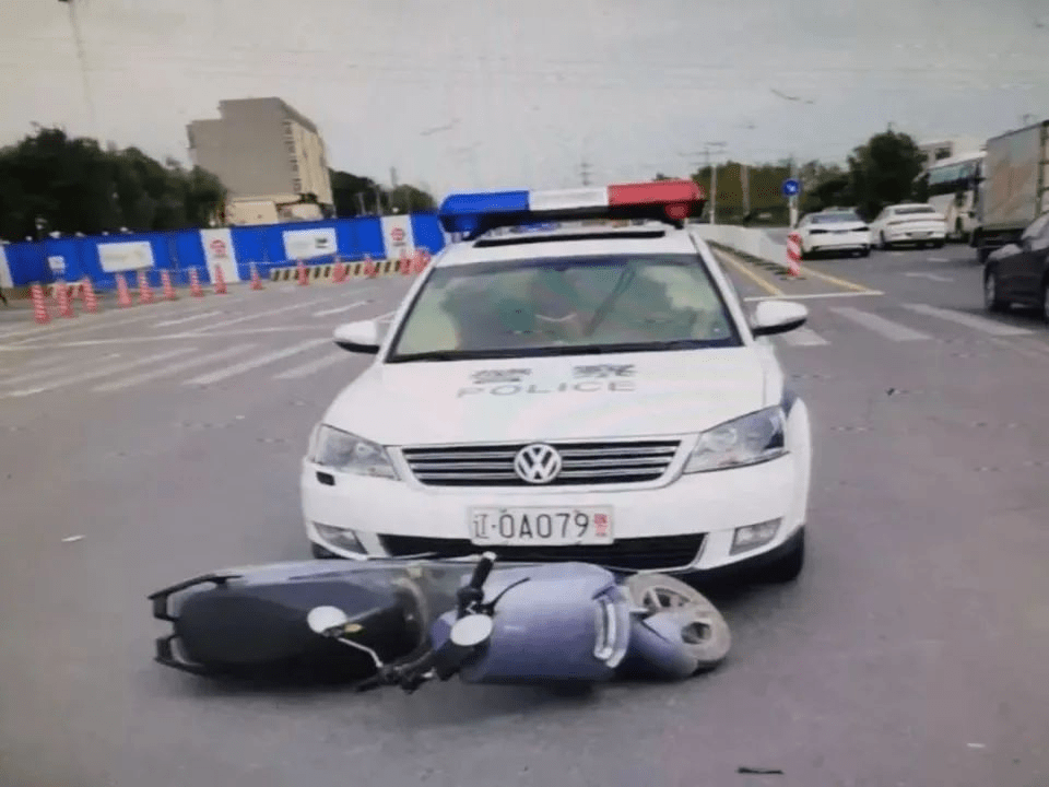 假警車與電動單車擦撞發生事故,非法改裝即曝光。 假警車與電動單車擦撞發生事故,非法改裝即曝光。