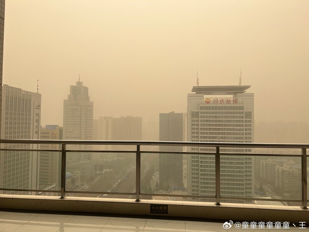 受新疆沙塵暴影響，今日陝西西安的空氣質素變得惡劣。微博