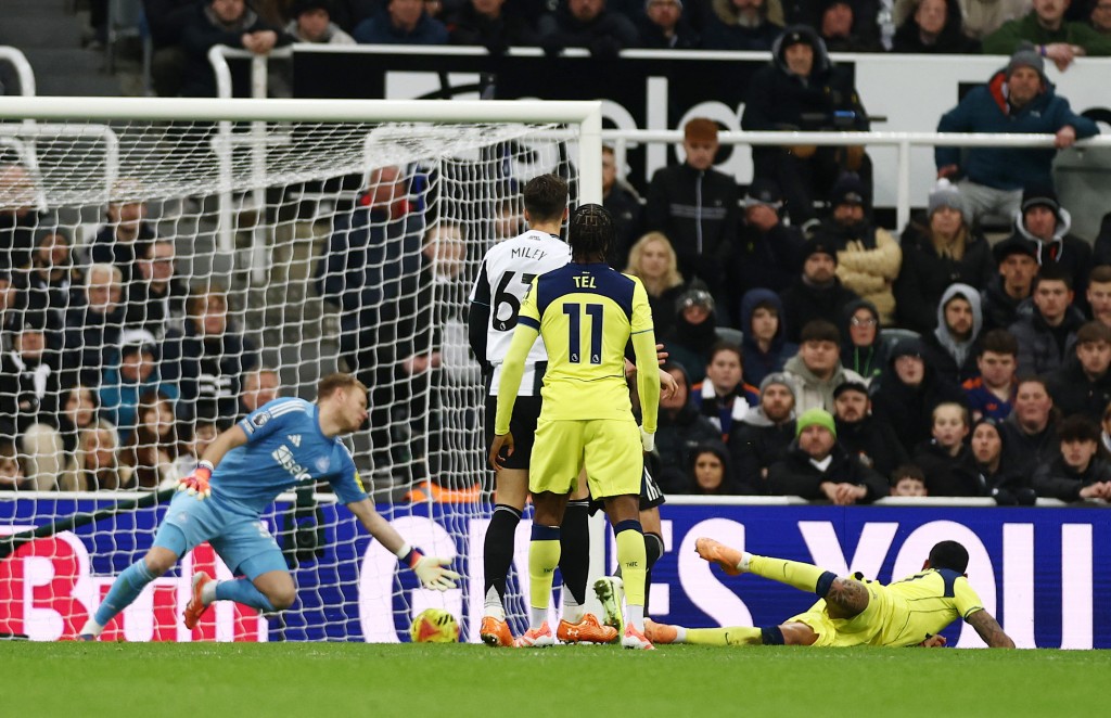 基斯甸羅美路插水式頭槌頂入。路透社