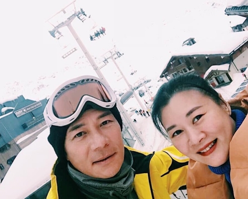 張兆輝在社交網站上載與老婆的合照和一張卡通合成照。張兆輝fb