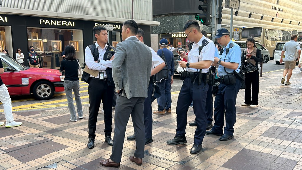 大批警員在場調查。林思明攝 大批警員在場調查。林思明攝