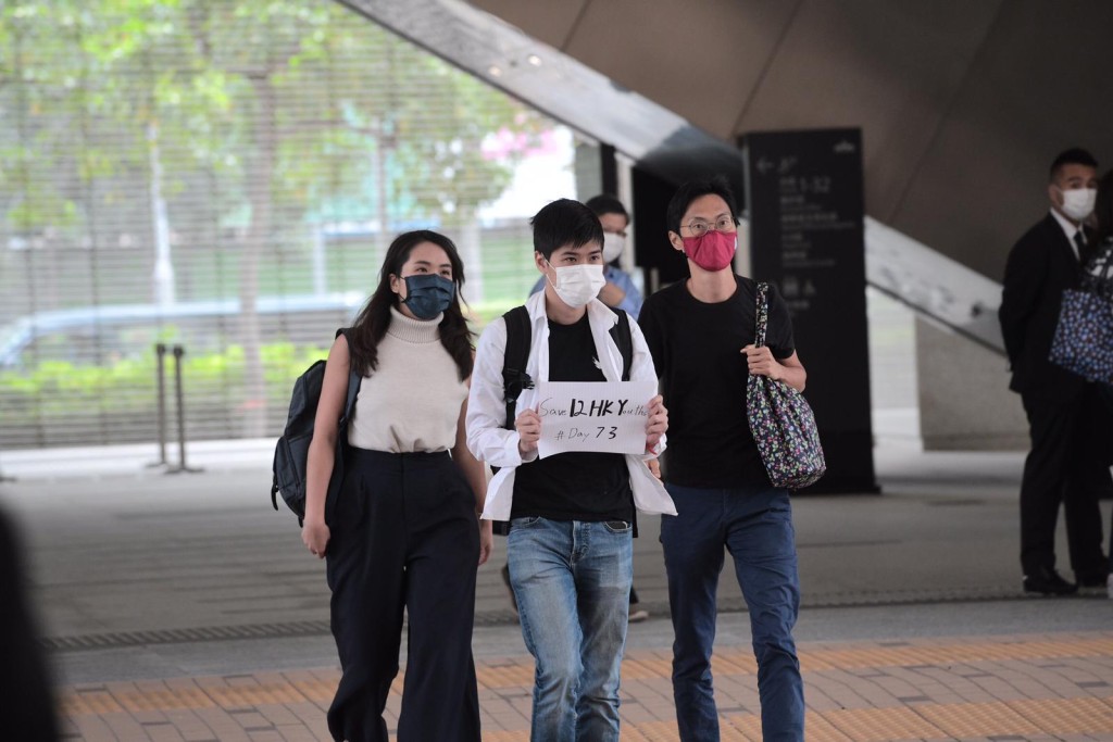 岑敖暉（中）及朱凱廸（右）抵達法院。