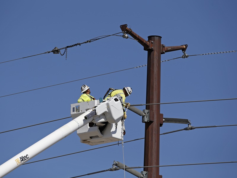 吊籃在阿爾伯克基上空撞上電纜後墜落街道上。AP