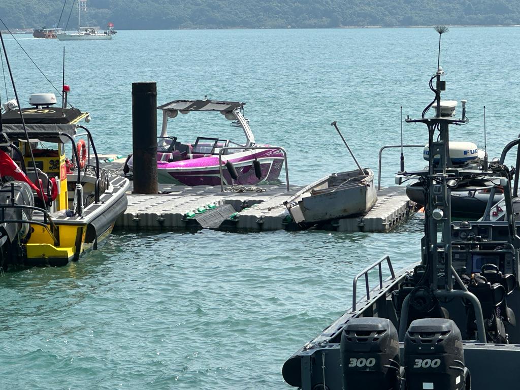 涉事舢舨（右）和快艇（左）被拖回水警基地调查。