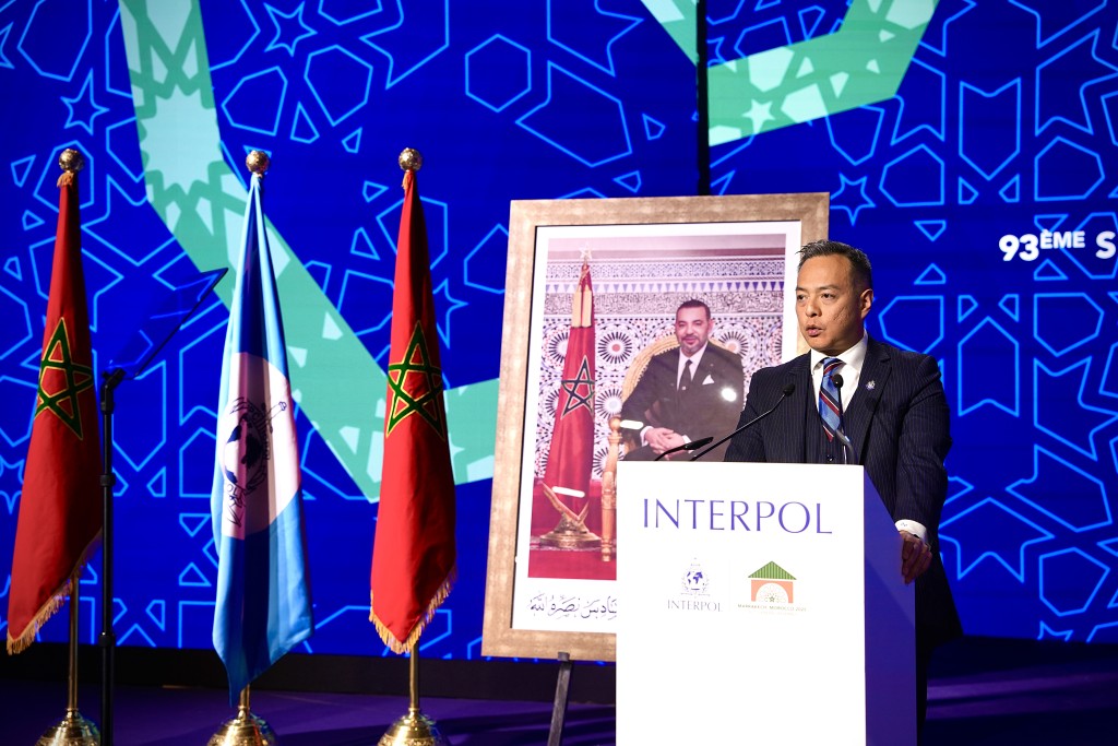 警務處處長周一鳴在第93屆國際刑警組織周年大會閉幕式發言。 警方提供