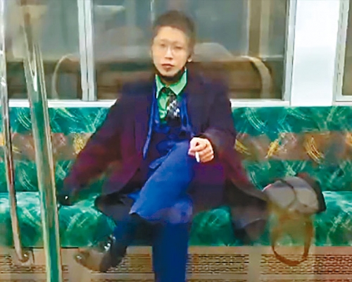 疑兇服部恭太犯案後,淡定坐在車廂內抽煙。