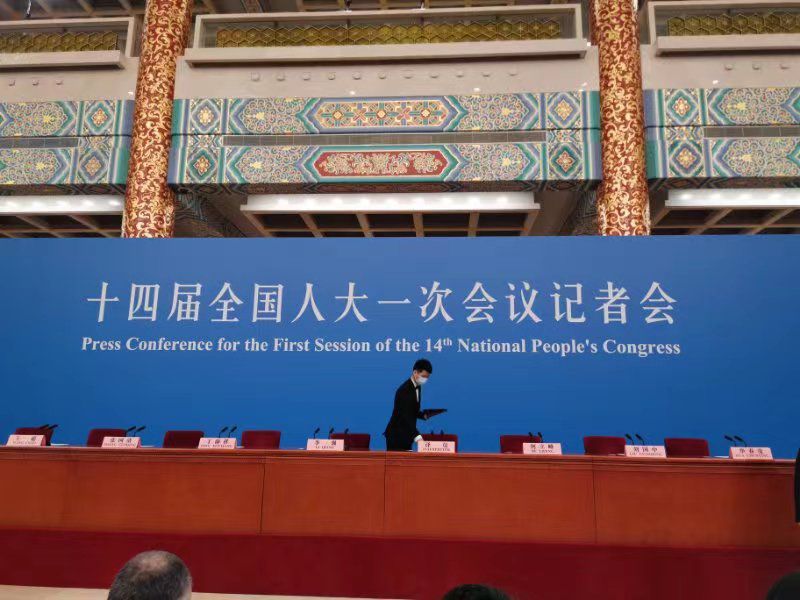 国务院总理李强将首次在人民大会堂三楼金色大厅出席记者会并回答中外记者提问。杨浚源摄