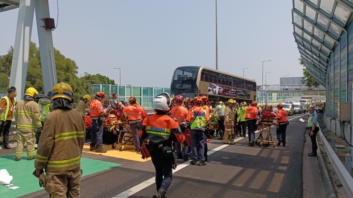 吐露港公路九巴失事多人受傷。