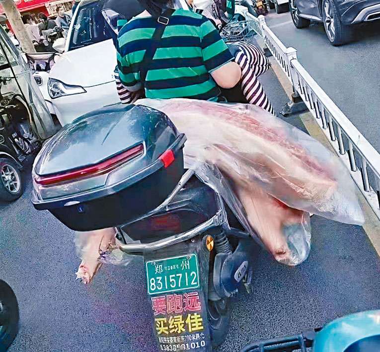 有郑州市民买走半头猪。