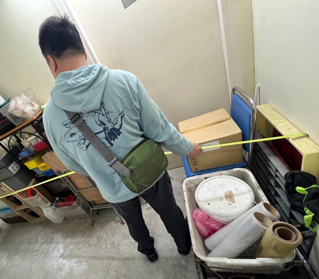 消防人员于特别巡查与执法行动中巡查大厦逃生途径。