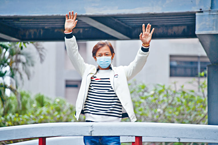 ■莫華倫出院高歌《獅子山下》,鼓勵港人抗疫。