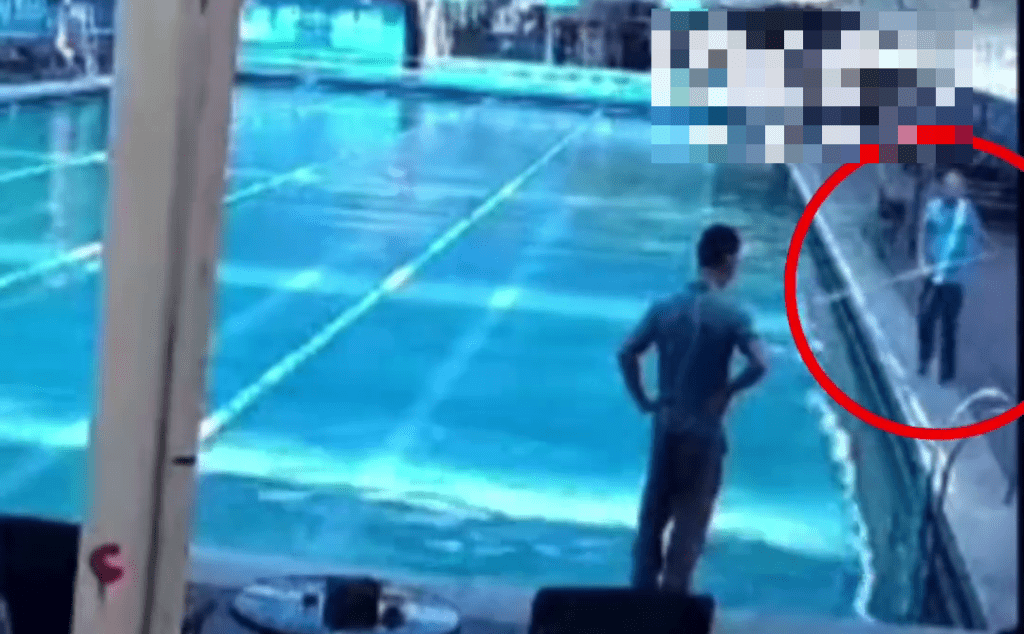 第三名救生員找來桿子將人撈到岸上。