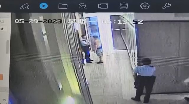 赤膊男當時與到場調查的警員在升降機大堂對峙。
