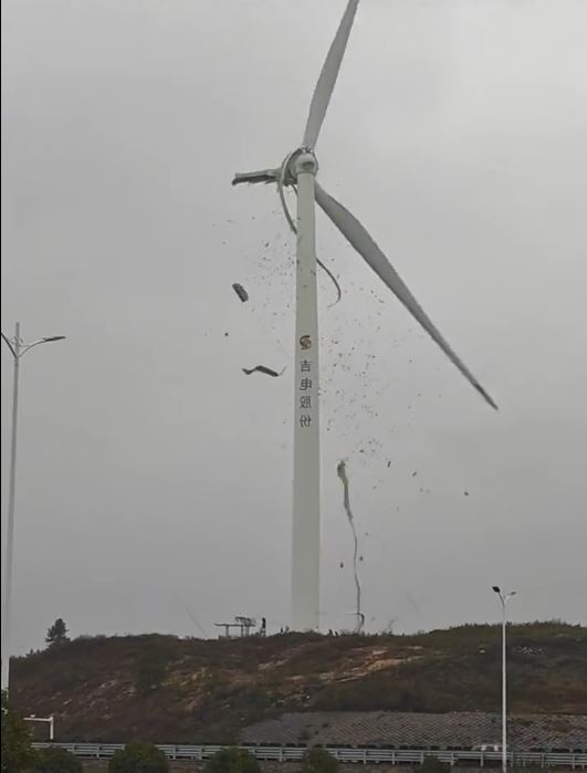 江西有風力發電機的巨型葉片在空中斷裂。抖音@荔枝新聞