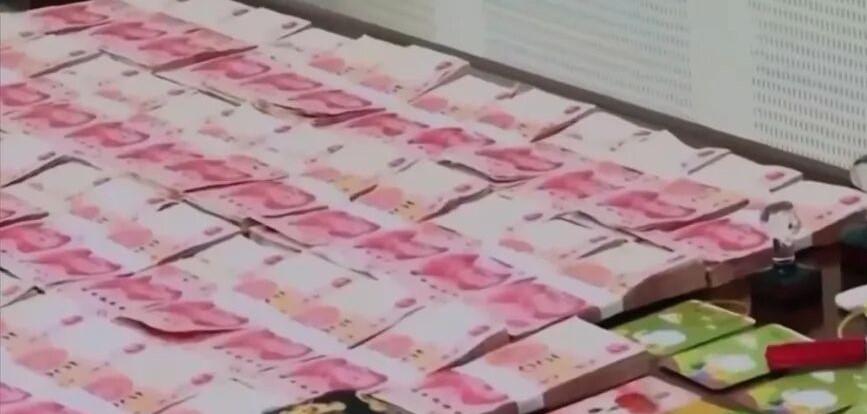 而鮑岩板為防止家中存放的巨額現金發霉,經常在房頂和院子裡曬錢。央視截圖 而鮑岩板為防止家中存放的巨額現金發霉,經常在房頂和院子裡曬錢。央視截圖