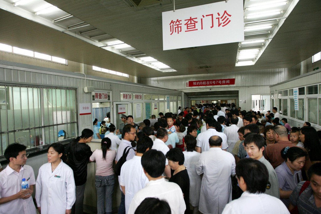 2008年9月17日至18日，多達3400名曾飲用問題奶粉的幼兒求診，發現新增泌尿系統結石患兒96人。 新華社