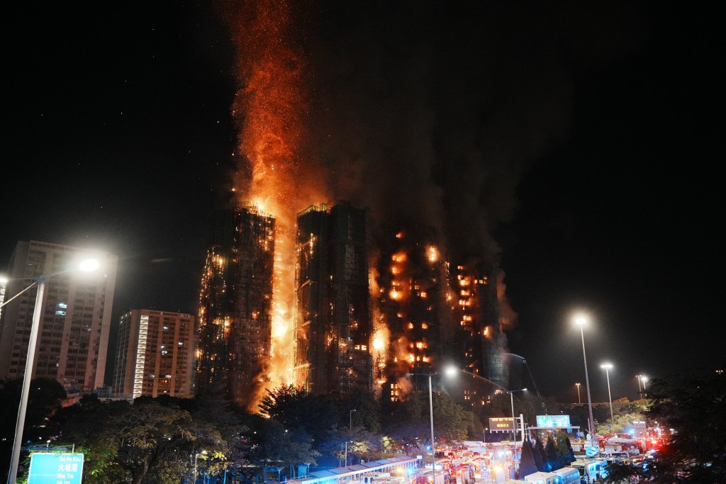 入夜後，宏福苑大火仍未救熄。汪旭峰攝