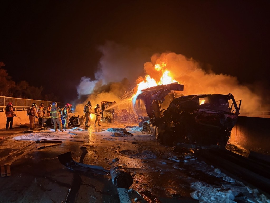 事故中有運油車起火，火勢波及3車。新華社