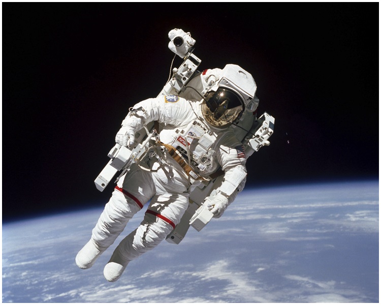 麦坎德利斯是第一个在太空漫步时不使用系绳的太空人。AP 