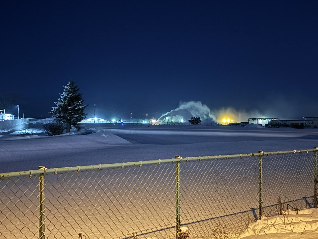 新千歲機場人員徹夜進行除雪工作。(X平台) 新千歲機場人員徹夜進行除雪工作。(X平台)
