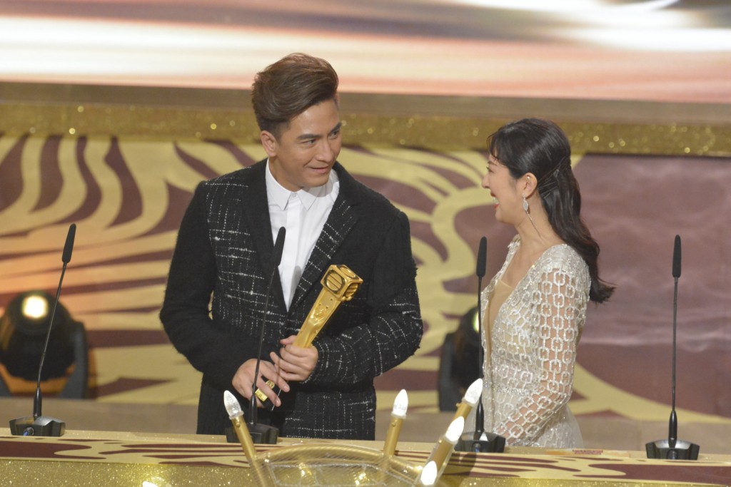 在《萬千星輝頒獎典禮2019》，馬國明終憑《白色強人》首奪「最佳男主角」。