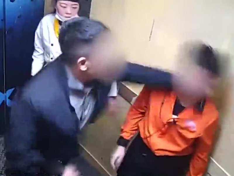 呂先生勸阻無果後,暴打吸煙男。(網圖)