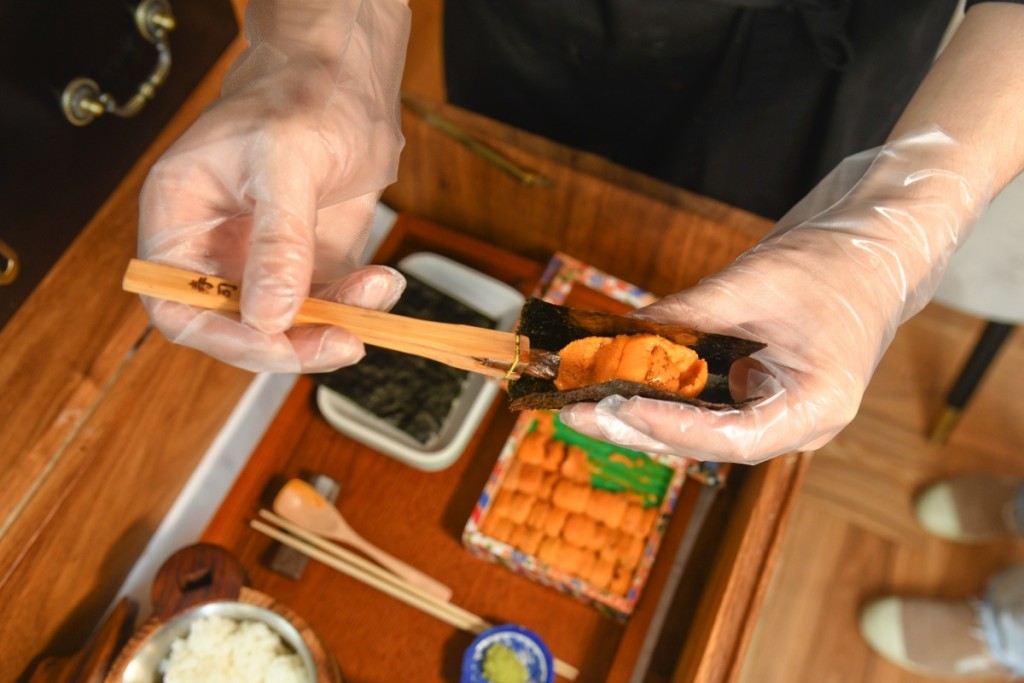 Handroll Trolley是将西式餐车上面放置新鲜食材，即席为客人炮制日式手卷。
