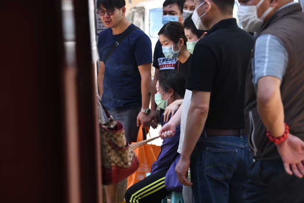 死者親友到場路祭。