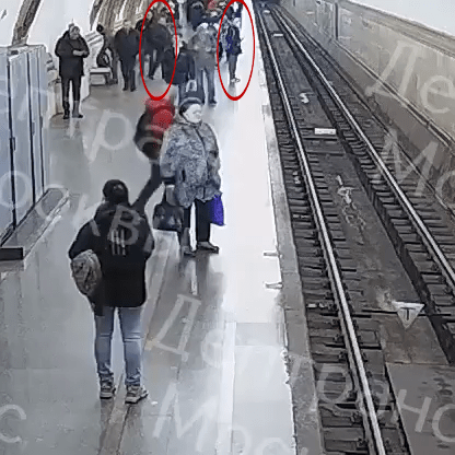 一名15岁少年日前在地铁月台上等火车时，被一名中年人跟踪。