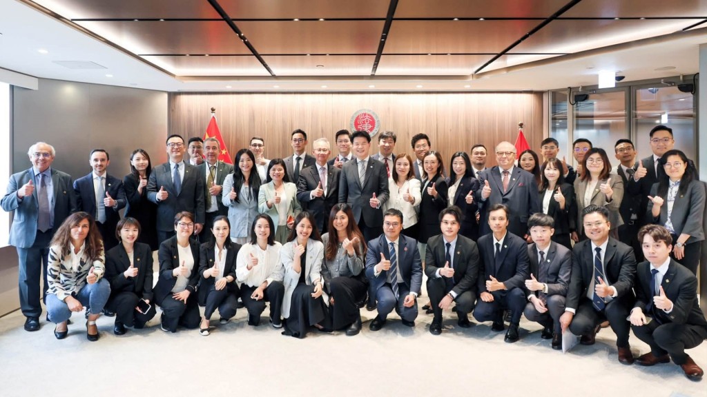 香港律師會上周五接待了一行39人由澳門律師公會理事會主席黃顯輝率領的 澳門律師公會訪港代表團。香港律師會fb