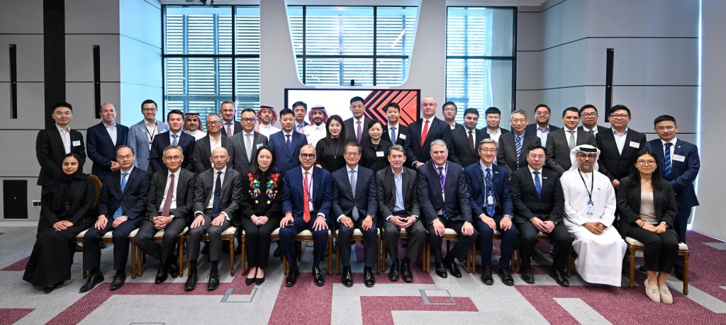 陳茂波(前排中)在Saudi Awwal Bank主辦的午餐會上與參與活動代表合照。政府新聞處圖片 陳茂波(前排中)在Saudi Awwal Bank主辦的午餐會上與參與活動代表合照。政府新聞處圖片