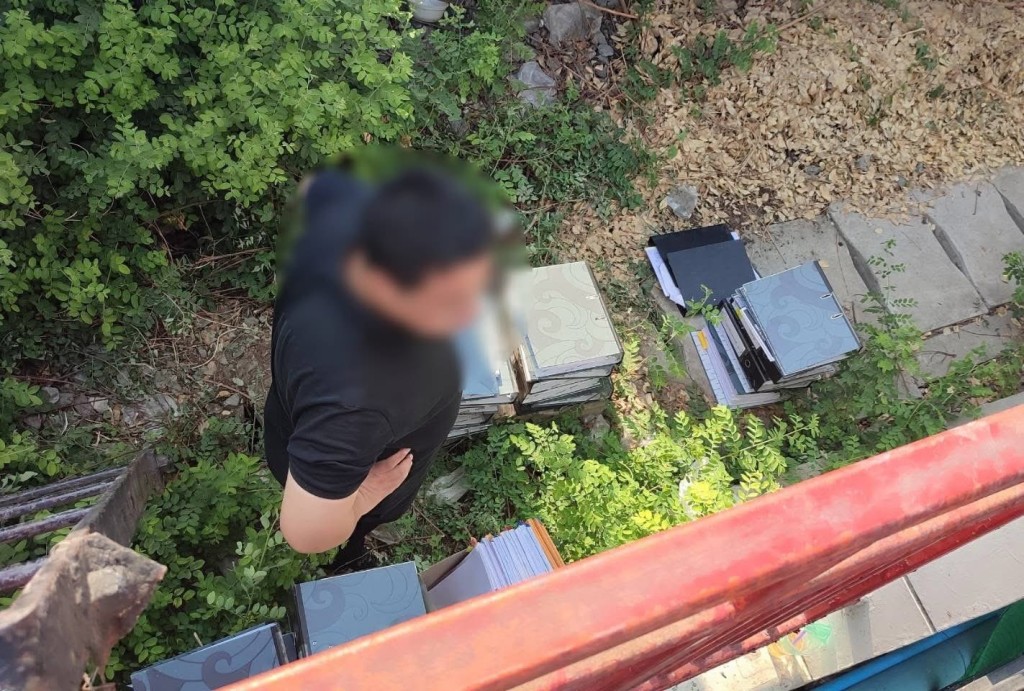 4名中國籍男子闖入曼谷倒塌大樓的限制區，偷走32份文件。Ｘ＠Skyboyz15