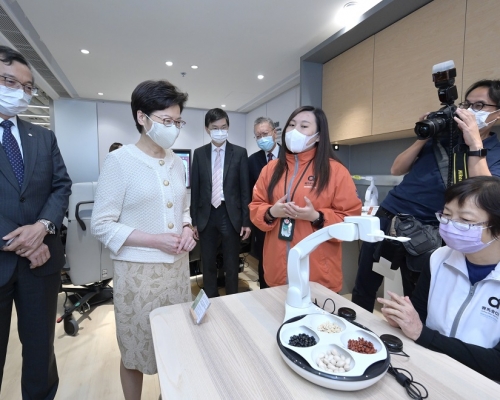 林鄭月娥昨出席賽馬會「a家」樂齡科技教育及租賃服務啟動禮，觀看義工示範使用樂齡科技產品。政府新聞處圖片