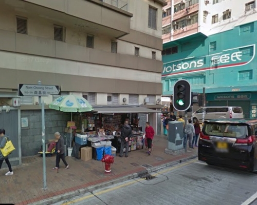 男子倒臥在南昌街185號對開地面。網圖