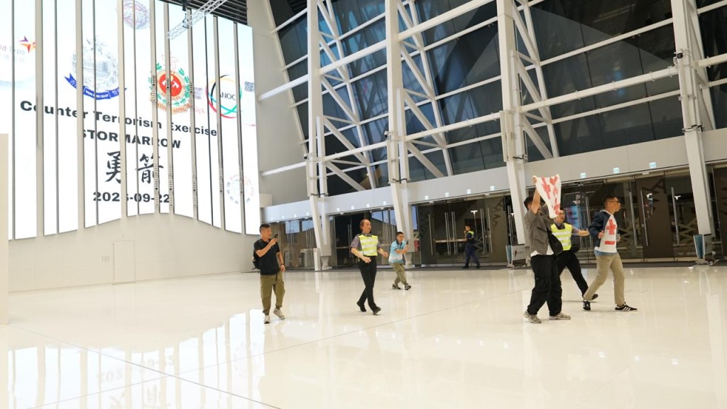 新界南總區今日(22日)聯同中國香港體育協會暨奧林匹克委員會、消防處、亞洲國際博覽館(亞博館)及香港危難應變醫學會於亞博館舉行代號為「勇箭」(STORM ARROW)的跨部門反恐演習。警方提供 新界南總區今日(22日)聯同中國香港體育協會暨奧林匹克委員會、消防處、亞洲國際博覽館(亞博館)及香港危難應變醫學會於亞博館舉行代號為「勇箭」(STORM ARROW)的跨部門反恐演習。警方提供