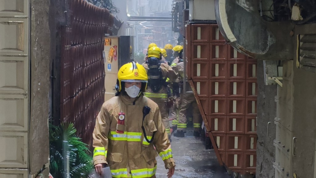 現場濃煙密佈,消防到場開喉灌救。徐裕民攝 現場濃煙密佈,消防到場開喉灌救。徐裕民攝