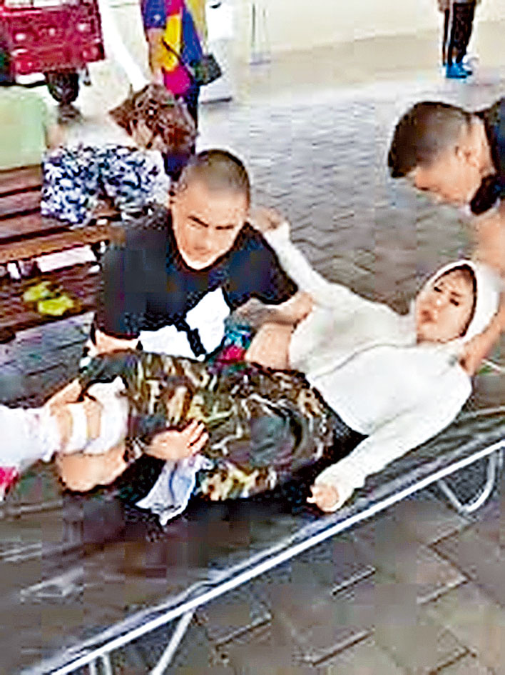 玻璃滑道發生人踩人事故致一死多傷。