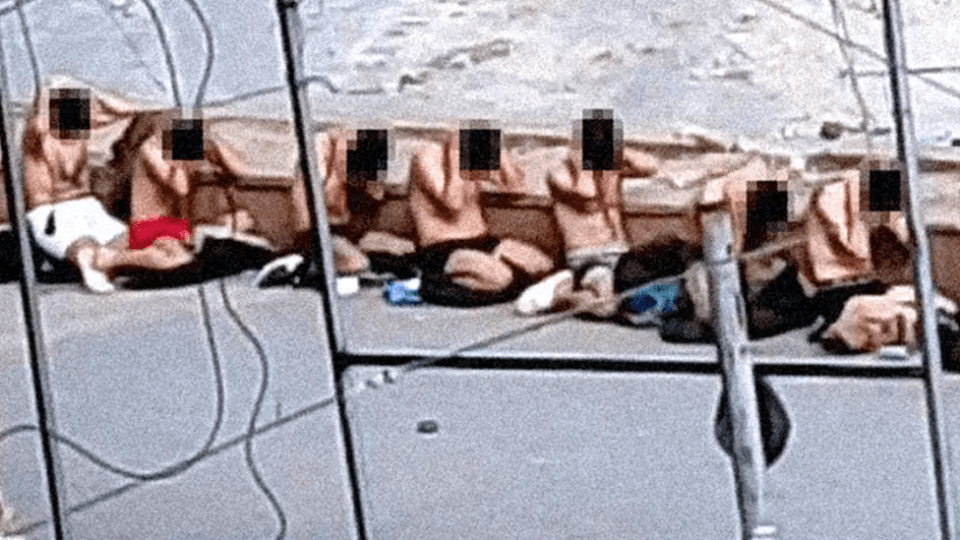 多名加沙医护人员仅穿着内裤跪倒在地。网上图片