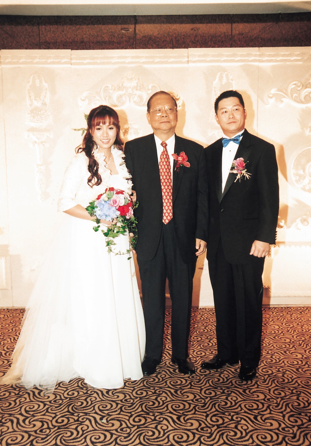 2002年小恩子下嫁富商曾宪梓儿子曾智明，2014年离婚。