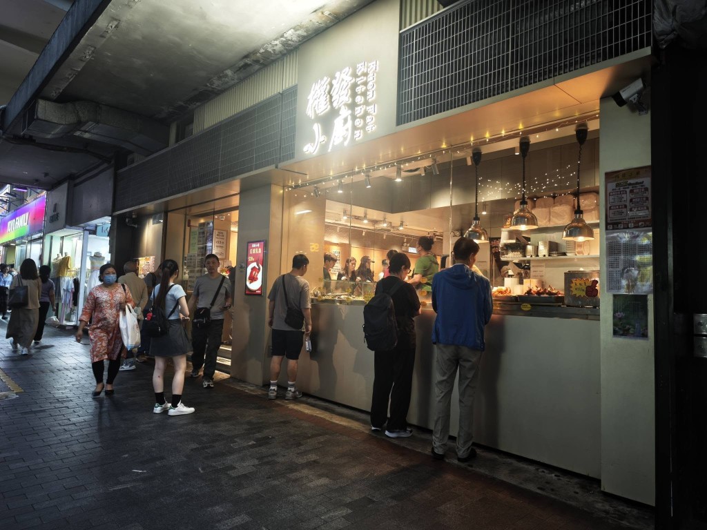 有网民在 Facebook 「香港两餸饭关注组」分享，指留意到「权发」的生意「好似静咗少少」。 