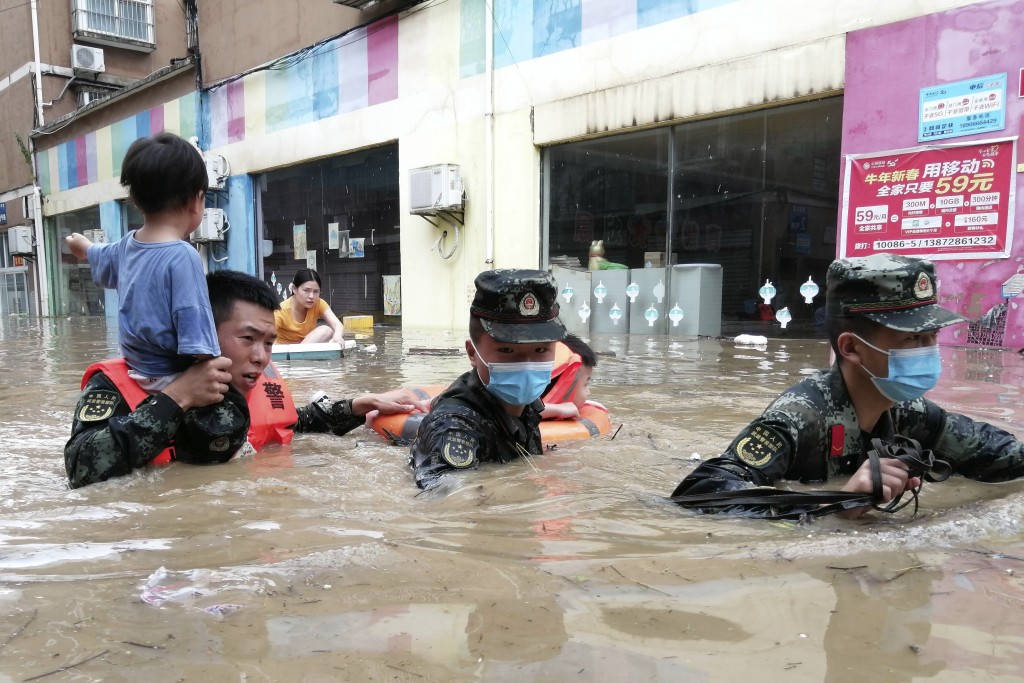 汛期以來，全國已共發生27次強降雨，主要江河發生6次洪水。圖為日前隨州救災現場。新華社圖片