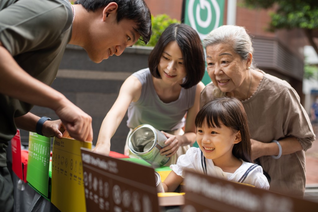 各項措施建構的回收網絡已覆蓋全港各區超過九成的人口。 各項措施建構的回收網絡已覆蓋全港各區超過九成的人口。