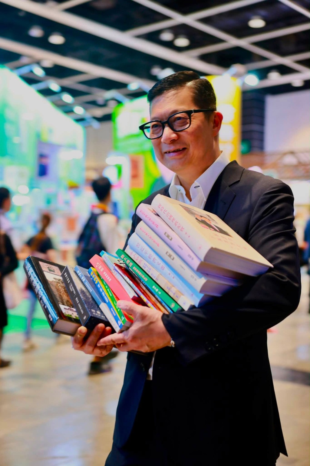 保安局局長鄧炳強行書展滿載而歸。 保安局局長鄧炳強行書展滿載而歸。