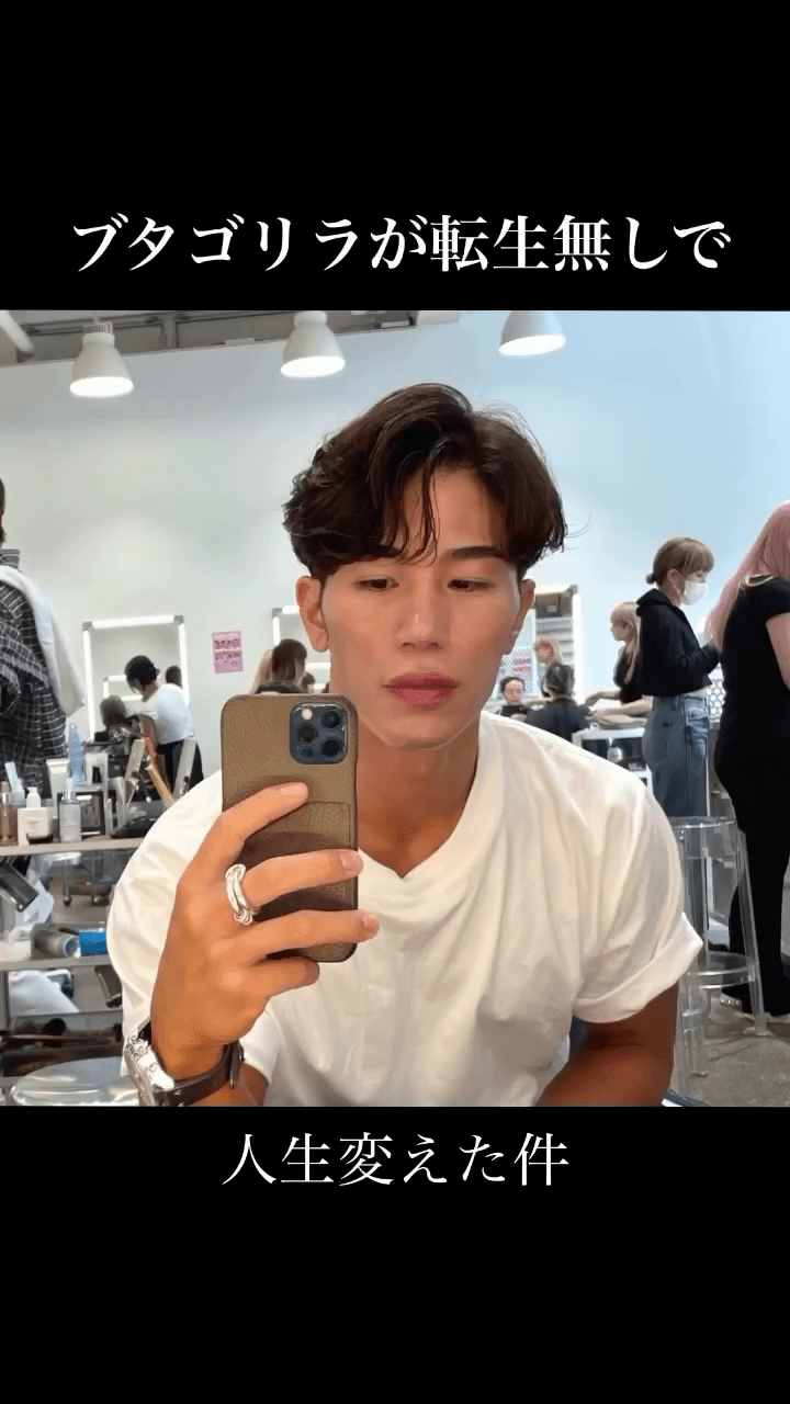 日丑男被骂“猪狒狒”饱受欺凌,狂操肌兼整容逆袭成“神户型男”。 日丑男被骂“猪狒狒”饱受欺凌,狂操肌兼整容逆袭成“神户型男”。