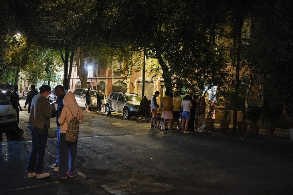 首都墨西哥城明顯有震感，有民眾到街上躲避。AP