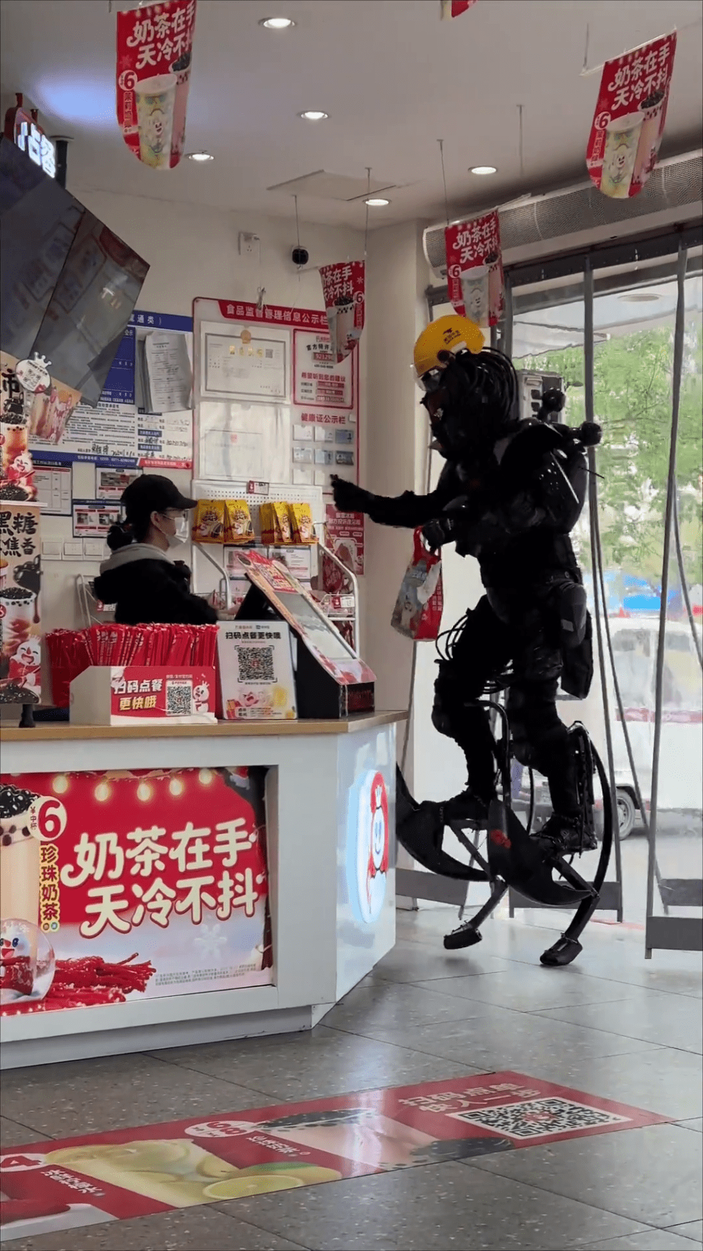周高賽穿上機甲現身奶茶店的影片，震驚網友，近150萬人睇過。 抖音