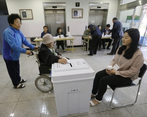 選民陸續前往投票。AP