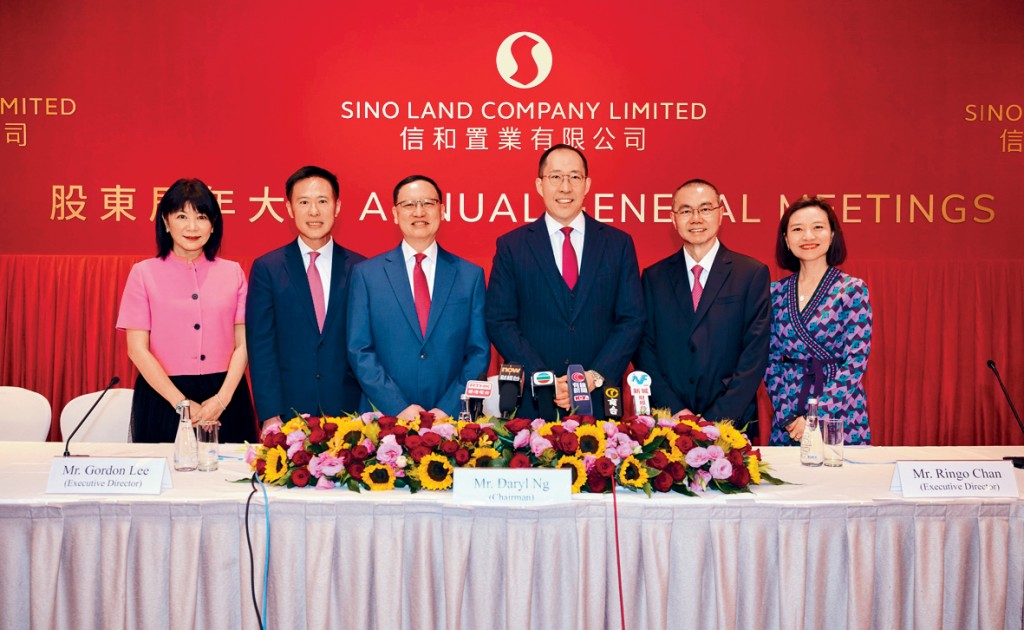 黃永光（右三）表示，在利率下調預期及旅遊業復甦帶動下，對整體前景樂觀，住宅市場可延續動力。